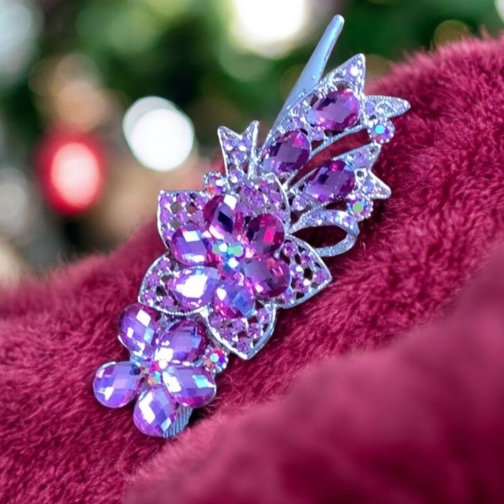 Hair Clip pink stones over gold clip very feminine. 🌸 look great.